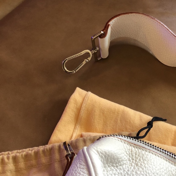 Burberry White Leather Barrel Bag - Picture 9 of 10